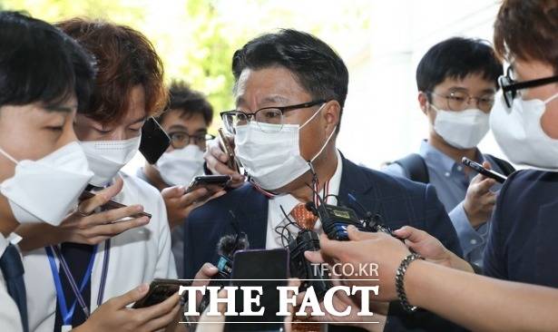 '대장동 개발 사업 특혜 의혹'의 핵심 인물인 유동규 전 성남도시개발공사 기획본부장의 구속영장실질심사가 열린 3일 오후 서울 서초구 서울중앙지법에서 유씨의 변호를 맡은 김국일 변호사가 법정으로 들어서고 있다. /뉴시스