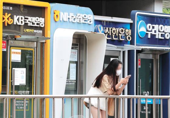 시중은행이 잇달아 대출 문턱을 높이면서 찾아온 '대출 한파'에 내 집 마련을 준비하던 실수요자의 불안감이 커지고 있다. 사진은 서울 시내에 주요 은행 ATM기기가 나란히 설치된 모습. 연합뉴스.