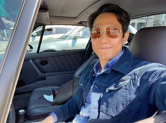 Lee Jung-jae reveals selfieActor Lee Jung-jae posted an article and a photo on his instagram on October 5th, Have a nice day.The photo released is a selfie taken by Lee Jung-jae, wearing a pair of distinctive framed sunglasses and matching a blue jacket with a blue shirt.Fans responded to the smile with their mouths, such as selfless self, beautiful even if you take a self-portrait, show me a picture taken by someone else, face Lee Jung-jae forgiveness.Netflix series squid game is gaining worldwide popularity, and the main character Lee Jung-jae opened an Instagram on the 2nd.Lee Jung-jae Instagram has surpassed 1.64 million followers as of May 5, three days after its opening.Lee Jung-jae played the role of Sung Ki-hoon in squid game.