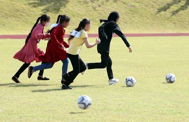 8월 말 우리 공군 수송기편으로 입국한 아프가니스탄 특별기여자 자녀들이 임시생활 숙소에서 축구공을 차며 뛰어놀고 있는 모습. 세계일보 자료사진