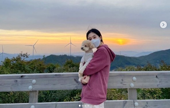 Actor Baek Jin-hee and his dog together with the dog enjoyed the Noel of autumn.Baek Jin-hee posted several photos on his instagram on the 5th without any comment.In the photo, Baek Jin-hee is holding a dog while looking at the beautiful scenery of Noel.The reddish autumn Noel landscape and the neat visual of Baek Jin-hee, who heals while looking at the scene, catch the eye.Fans responded, I feel healing even if I look at the pictures, I am so lovely, and I came out pretty well.Meanwhile, Baek Jin-hee met with fans through the 2018 KBS2 drama You Can Die.