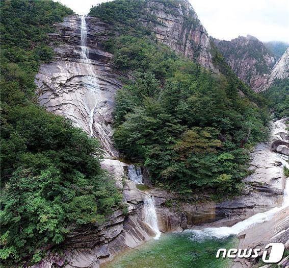 북한의 대외용 월간지 '조선' 10월호에 소개된 금강산의 가을 풍경들. 사진은 비봉폭포의 모습.(조선 갈무리)© 뉴스1