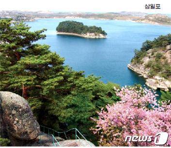 북한의 대외용 월간지 '조선' 10월호에 소개된 금강산의 가을 풍경들. 사진은 삼일포의 모습.(조선 갈무리)© 뉴스1