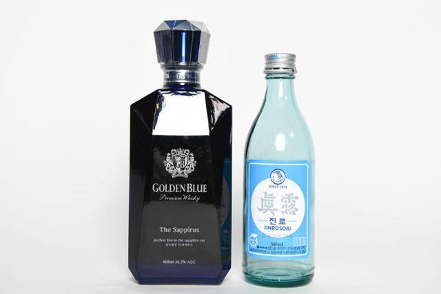짙은 파란색 위스키병과 하늘색 소주병. 색깔로는 재활용이 어려운 병들이다. 하늘색 소주병은 업체에서 회수해 재사용한다. 한지은 인턴기자