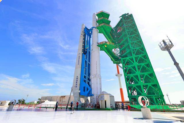 8월 전남 고흥군 나로우주센터에서 한국형 발사체 '누리호'가 발사대로 옮겨져 기립된 모습. 과학기술정보통신부 제공
