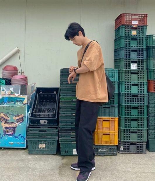Actor Ryu Jun-yeol has reported on his recent situation.Ryu Jun-yeol posted a picture on his personal instagram on the 6th with an article entitled What time?In the public photo, Ryu Jun-yeol is showing a warm-hearted boyfriend look that shakes her emotions with an overfit T-shirt, pants and crossback.Ryu Jun-yeol is attracting attention by boasting a picture-like visual and superior ratio even in front of a basket-lined warehouse.Fans who have seen this are responding with such intense reactions as I am handsome, My time is always Ryu Jun-yeol and Existence itself is sexy.Meanwhile, Ryu Jun-yeol has been making headlines since 2017 with his public devotion to Hyeri.Ryu Jun-yeol is currently appearing in the JTBC drama No Longer Human.ryu jun-yeol SNS