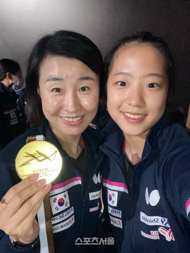 전혜경(왼쪽) 한국 탁구 여자대표팀 코치가 지난 5일(현지시간) 카타르 도하에서 열린 2021 아시아탁구선수권대회 여자복식에서 금메달을 따낸 신유빈과 포즈를 취하고 있다. 전혜경 코치 제공