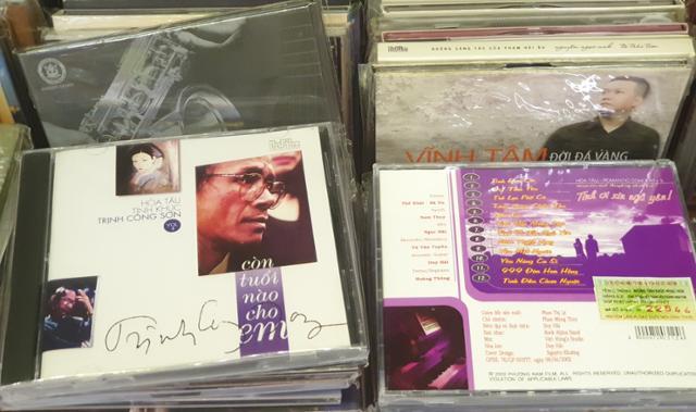 4일 베트남 수도 하노이의 한 레코드 가게에서 불법 복제 CD 음반이 버젓이 팔리고 있다. 왼쪽 CD의 가격은 4만 동(약 2,000원), 오른쪽은 4만7,000동(약 2,350원)이다. 하노이=정재호 특파원