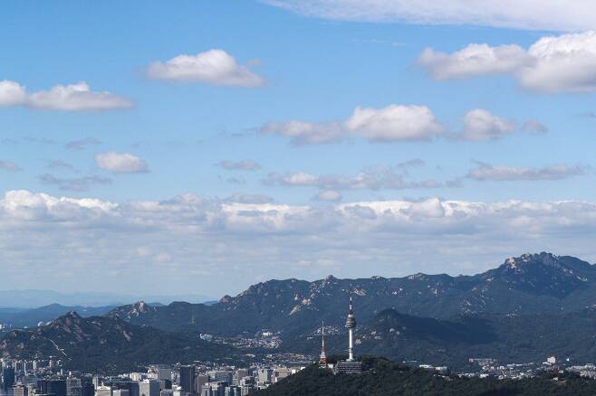 9월 17일 오후 서울 도심 위로 파란 하늘이 펼쳐져 있다. 뉴스1