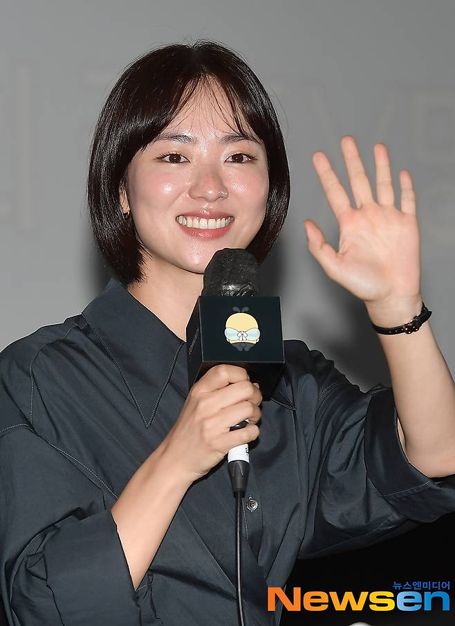 Actor Jeon Yeo-been attended the 26th Busan International Film Festival Community BIFF-Day X Day Jeon Yeo-been GV, which was held at Lotte Cinema Daeyoung 2 Hall in Jung-gu, Busan on October 7th.