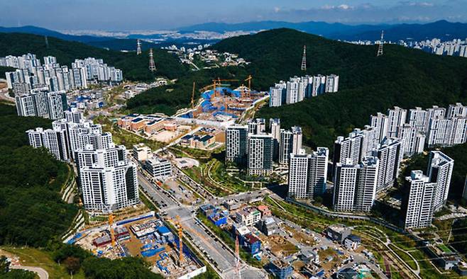 자산관리업체 화천대유의 특혜의혹이 불거진 경기 성남시 분당구 대장동 개발사업 현장에서 지난 9월 30일 아파트 건설 공사가 진행되고 있다. 성남=하상윤 기자