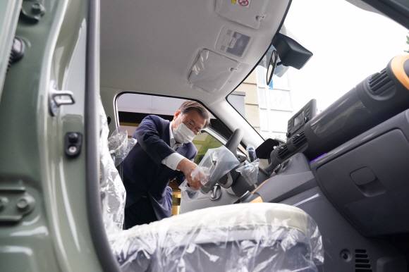 캐스퍼 비닐 뜯는 문재인 대통령 - 문재인 대통령 내외가 6일 청와대 경내에서 광주형 일자리에서 처음으로 생산한 경형SUV 캐스퍼를 탑승하고 있다. 2021. 10. 6. 도준석 기자 pado@seoul.co.kr