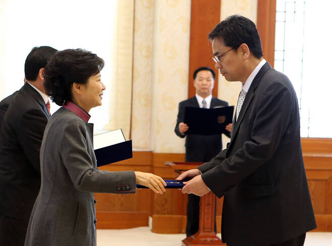 2013년 3월, 곽상도 당시 민정수석(오른쪽)이 청와대에서 임명장을 받고 있다. ⓒ연합뉴스