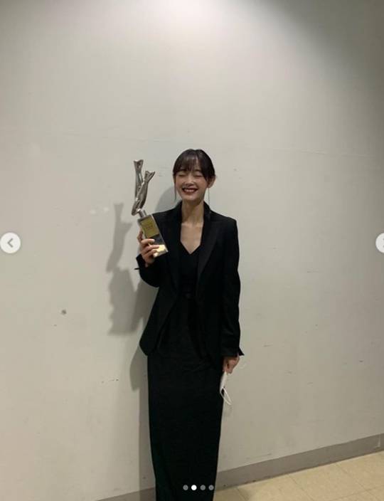 Actor Lee Yoo-Mi has released the New Woman Acting Award awards certification shot.Lee Yoo-Mi released a trophy-certified shot on his instagram on the 8th, saying, Thank you.Lee Yoo-Mi won the New Actress Acting Award at the 30th Buil Film Awards ceremony held on July 7 with I do not know adults.Lee Yoo-Mi said, I am so grateful, I am born and I am going to receive my first prize while doing my favorite work.Meanwhile, Lee Yoo-Mi is enjoying worldwide popularity with the recent Netflix drama Squid Game.