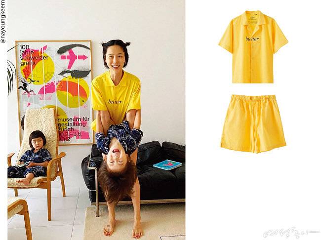 김나영이 선택한 집콕 룩은 유쾌한 옐로 컬러와 블루 레터링이 돋보이는 제품. 여기에 꼭지 머리 헤어 스타일링으로 귀여움 지수 업!