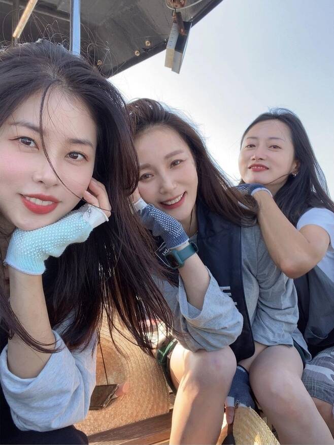 Ahn Hye-Kyung, Seo Dong-joo and Johana Top Model for fishing during a trip to Jeju IslandAhn Hye-Kyung posted several photos on his personal instagram on October 8 with an article entitled I will be happy.The hashtag First Boat Fishing shows that Ahn Hye-Kyung, Seo Dong-joo and Johana, who are currently traveling to Jeju Island, have Top Model in fishing.Despite the age of 30-50, the three people who boast a face chemistry that they believe even if they are idols are admirable.The netizens who watched the photos responded such as I think you are fishing, right? You seem to be fighting for beauty on a boat, So beautiful sisters, and I look forward to a full-length photo.Meanwhile, her eldest sister, Johana, is 50 years old this year, Ahn Hye-Kyung is 43 years old and Seo Dong-joo is 39 years old.The three people were greatly loved by appearing as FC moths in SBS entertainment program The Girls Who Beat Goals.