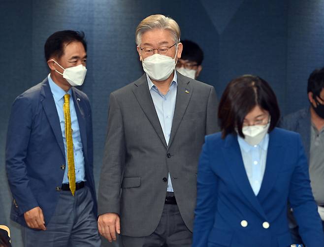 더불어민주당 대권 주자인 이재명 경기지사가 7일 오후 경기도 화성시 삼성전자 화성사업장에서 열린 미래형스마트벨트 전략발표회장으로 들어서고 있다. /뉴시스