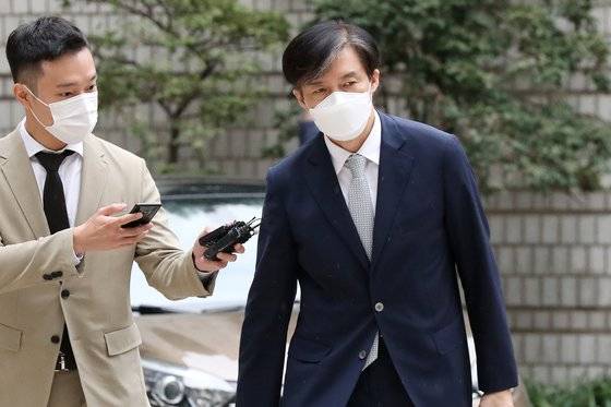 조국 전 법무부 장관이 8일 오전 서울 서초구 서울중앙지방법원에서 열린 자녀 입시비리 및 뇌물수수 등 혐의 관련 공판에 출석하고 있다. 뉴스1