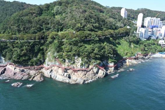 송도해수욕장에서 암남공원은 데크 길로도 연결되는데, 안타깝게 현재 폐쇄 중이다.