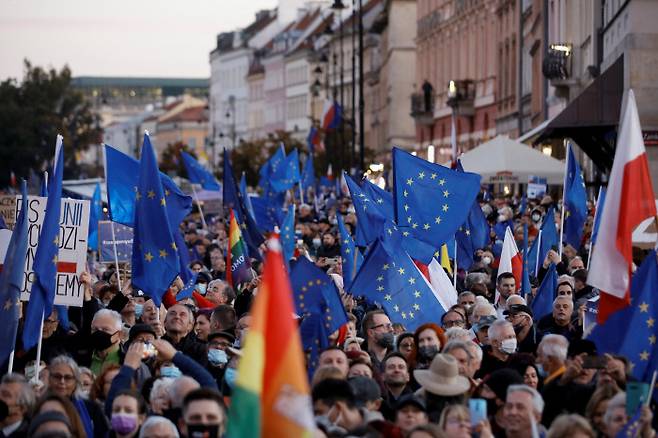 폴란드 시민들이 헌법재판소의 ‘폴란드 헌법 우선권’ 판결 후 사흘이 지난 10일(현지시간) 폴란드의 EU 회원국 유지를 지지하는 집회를 열었다. 바르샤바 | 로이터연합뉴스