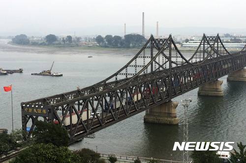 【단둥=AP/뉴시스】중국 단둥과 북한 신의주를 연결하는 중조우의교..