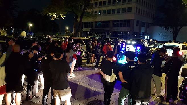 지난 9일 새벽 1시쯤 트렁크를 대형 스피커로 개조한 차량 주변에 수십명의 사람들이 몰려있다. 스피커는 각종 클럽 음악들을 매우 큰 소리로 재생하고 있었다. /최정석 기자