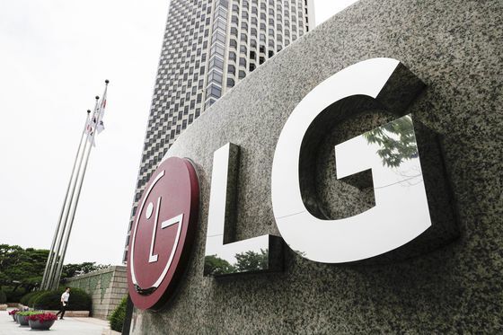 서울 여의도에 있는 LG 트윈타워 입구에 LG 로고가 설치돼 있다. [뉴시스]