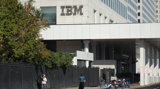 12일 찾아간 베이징 판구빌딩의 1층 모습. 미국 IT 기업 IBM의 로고가 보인다. 신경진 기자