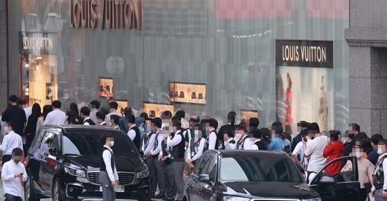 4일 서울 시내 한 백화점 명품관 앞에서 고객들이 개점 시간을 앞두고 입장하기 위해 대기하고 있다. 연합뉴스