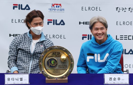 지난달 카자흐스탄에서 열린 남자프로테니스(ATP) 투어 아스타나오픈에서 우승한 권순우(오른쪽)가 12일 서울 송파구 올림픽공원 테니스코트에서 기자간담회를 하고 있다. 왼쪽은 유다니엘 코치. [연합뉴스]