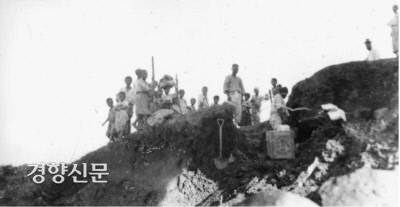 1920년 11월 13일부터 조선총독부 조사단이 경남 양산 부부총을 발굴하는 모습. 총독부 고적조사위원인 바바 제이치로(馬場是一郞)와 기수 오가와 게이치로(小川敬吉) 등이 주도한 발굴에서 사상 처음으로 금동관을 비롯한 금동제 유물이 세트로 쏟아졌다.