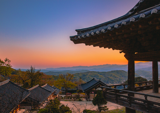 The sunset view of Buseok Temple in Yeongju, North Gyeongsang [SW TOUR]