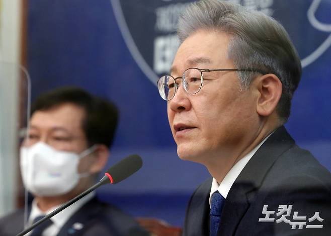 더불어민주당 제20대 대통령후보로 선출된 이재명 경기도지사가 11일 국회에서 열린 '당지도부-더불어민주당 대통령 후보 상견례'에서 모두발언을 하고 있다. 윤창원 기자