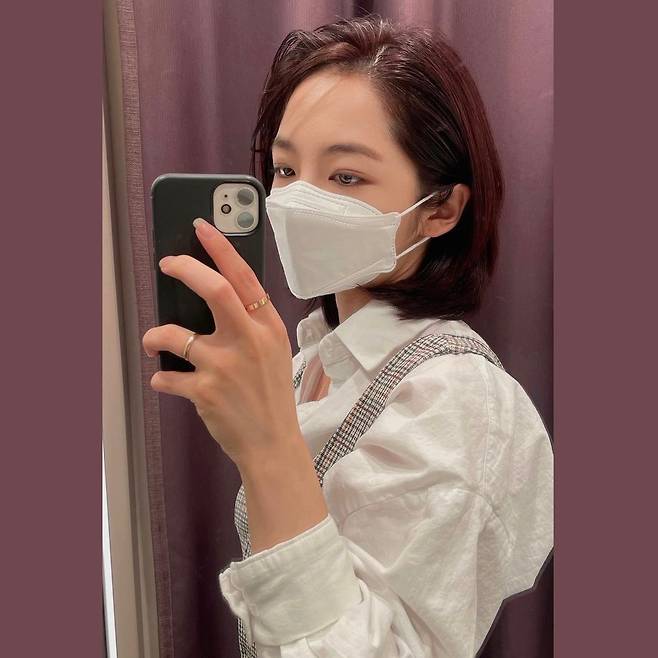Seo Shin-ae posted a picture on his 12th day with an article entitled Maybe Red Hair on his instagram.The photo shows a letterbird dyed with red hair, and the bold all-back hairstyle that has been geled is impressive. The mature atmosphere of eye makeup catches the eye.Meanwhile, Seo Shin-ae was cheered by the Confessions, the public, for the damage to school violence suffered during school days from (girl) children Soo-jin earlier this year.Photo = Seo Shin-ae Instagram