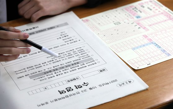 지난 12일 대전의 한 고등학교 3학년 교실에서 학생들이 시험을 치르고 있다. 뉴스1