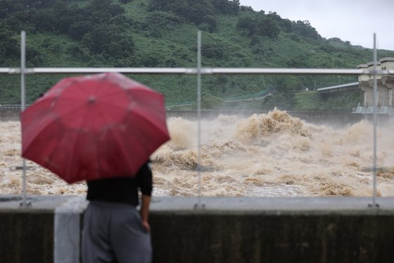 지난해 8월 6일 오전 경기도 연천군 군남댐에서 임진강 홍수를 조절하기 위해 물이 방류되고 있다. 연합뉴스