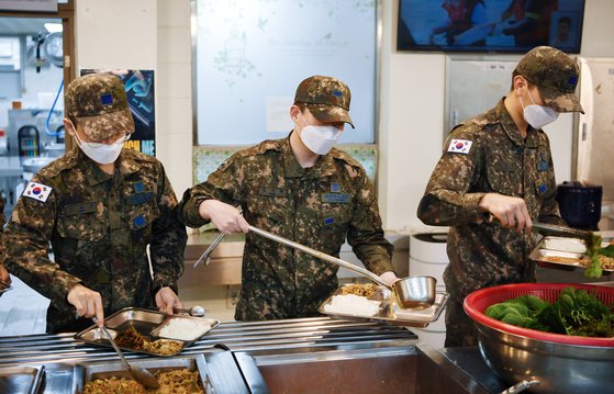지난 6월 군은 논란이 됐던 '군 부실급식'과 관련해 배식 현장을 공개했다. 3일 공군 3여단 8978부대원들이 자율배식으로 식판에 음식을 담고 있다. 국방부