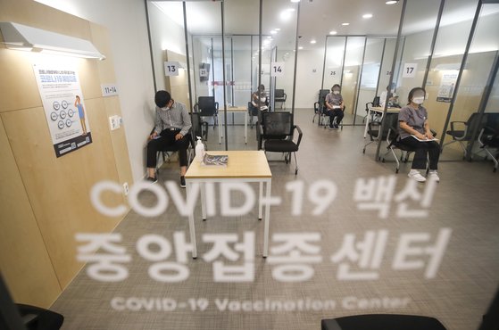 신종 코로나바이러스 감염증(코로나19) 치료병원 종사자들에 대한 추가접종(부스터샷)이 시작된 12일 오후 서울 중구 국립중앙의료원에서 의료진을 비롯한 종사자들이 백신 접종 후 이상반응을 관찰하고 있다. 뉴스1