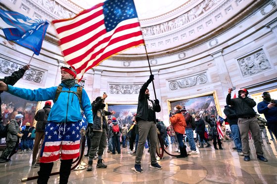 지난 1월 6일(현지시간) 도널드 트럼프 전 대통령의 지지자들이 워싱턴 의사당 건물해 난입, 로턴다홀에서 미국 국기를 흔들며 소동을 피우고 있다. [EPA=연합뉴스]