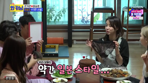 Virtual couple Trot Singer silver silver, comedian This level received a couple underwear gift.Silver silver, This level invited mirage, yang ji-eun, Kang Hye-yeon and Mary to the housewarming on the comprehensive channel TV Wife Card Writing Man (hereinafter referred to as Wakanam) broadcast on the afternoon of the 12th.Mary handed the shopping bag to Silver Silver, saying it was Special Gift. Then the hot spot. The shopping bag was made of leopard-print mesh couple underwear.Then Silver Silver said, But my brother is a little bit of a Japanese style, not this style ... I like pink pink, but I saw it in the magazine last time.Silver silver then handed Panti to This level, and this level turned into a beast.I chewed up the leek that was good for my energy and added to the warmth.This level went on to say, Ill certify it right away. Ill see if the tigers aura comes out.And this level, wearing a panti on his pants, said, Im sorry, but I did not even want to talk about this, but the tiger got scared.