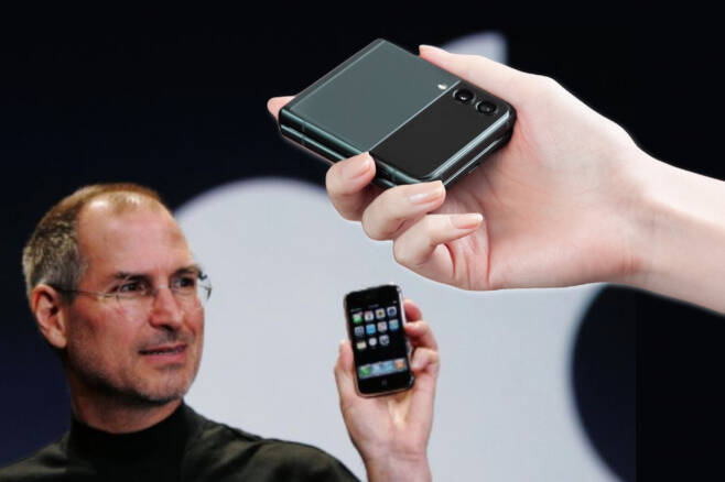 애플 창업자 고(故) 스티브 잡스가 아이폰을 소개하는 모습과 갤럭시Z플립3(오른쪽). [AP, 삼성전자 제공]