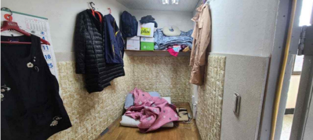 서울 B대학교의 청소 노동자 휴게실은 공간이 협소해 1명만 사용하고 있다./사진제공=민주노총