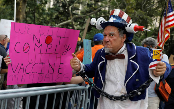 ‘엉클 샘’ 복장을 한 남성이 지난 8월 25일(현지시간) 미국 뉴욕 맨해튼에서 열린 코로나19 백신 접종 의무화 반대 시위에 참가해 포즈를 취하고 있다. / 뉴욕 | 로이터연합뉴스
