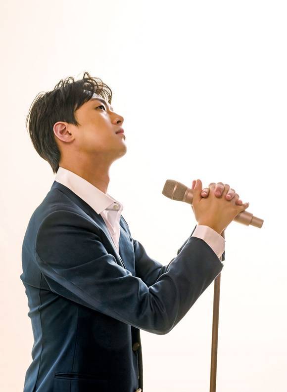 가수 이찬원이 첫 번째 미니앨범 '...선물'로 선주만량 10만 장을 돌파했다. /블리스엔터테인먼트 제공