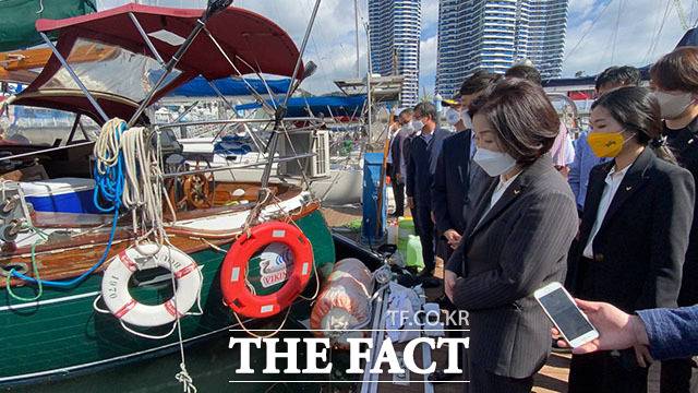 심상정 정의당 대통령 선거 후보가 14일 전남 여수 이순신마리나 요트정박장을 찾아 현장실습 중 숨진 고교생 고 홍정운 군의 사고 현장을 살펴보고 있다. /심상정 캠프 제공