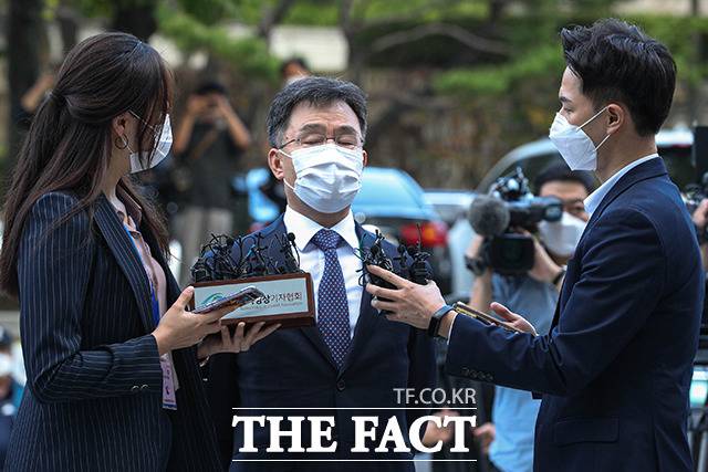경기 성남시 대장동 개발사업 특혜 의혹의 핵심 인물이자 화천대유의 대주주 김만배 씨가 구속 전 피의자심문(영장실질심사)을 받기 위해 14일 오전 서울 서초구 서울중앙지방법원에 출석하고 있다./이동률 기자
