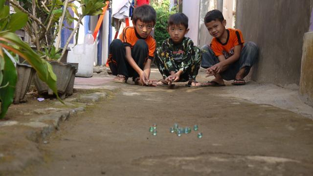 인도네시아 아이들이 구슬치기를 하고 있다. 쿰파란 캡처