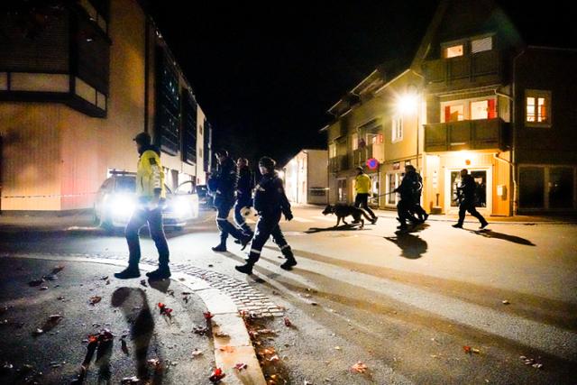 화살 난사 사건이 발생한 노르웨이 콩스베르그에서 13일 경찰들이 현장 주변을 수색하고 있다. 콩스베르그=AP 연합뉴스