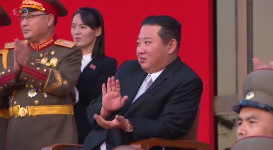 김정은 북한 국무위원장이 11일 평양에서 열린 국방발전박람회 개막식 무술 행사에 참석했다. [트위터 캡처]