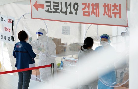 지난 13일 대전의 한 선별진료소에서 시민들이 검사를 받고 있다. 프리랜서 김성태